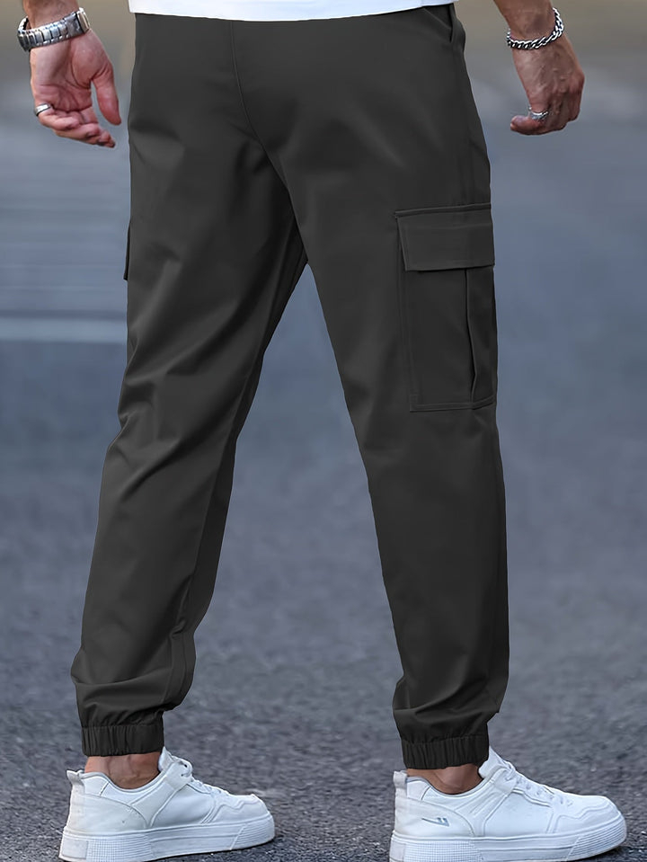 Dunkelgraue Herren-Cargohose mit seitlichen Taschen, elastischen Bündchen und Kordelzug im modernen Jogger-Stil.