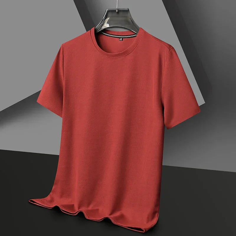 Rotes Herren-T-Shirt mit Waffelstrick-Struktur, Rundhalsausschnitt und lockerer Passform an einem Kleiderbügel.