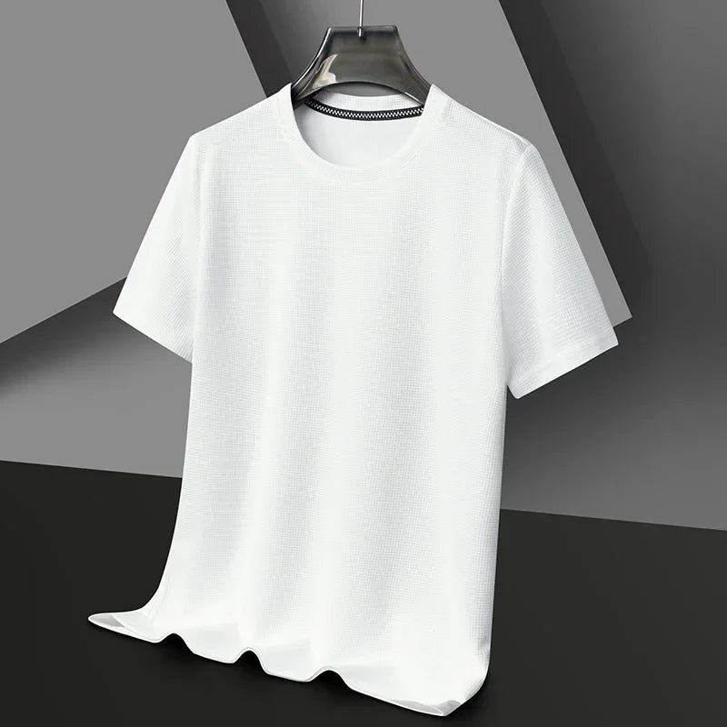 Weißes Herren-T-Shirt mit Waffelstrick-Struktur, Rundhalsausschnitt und lockerer Passform auf einem Kleiderbügel.