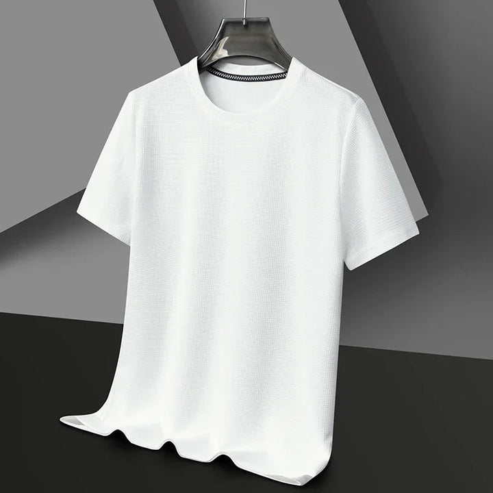 Weißes Herren-T-Shirt mit Waffelstrick-Struktur, Rundhalsausschnitt und lockerer Passform auf einem Kleiderbügel.