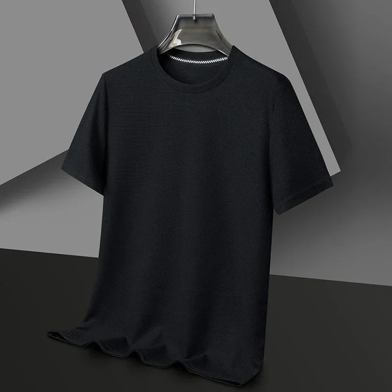 Schwarzes Herren-T-Shirt mit Waffelstrick-Struktur, Rundhalsausschnitt und lockerer Passform auf einem Kleiderbügel.