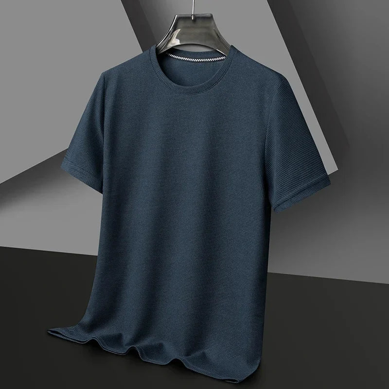 Dunkelblaues Herren-T-Shirt mit Waffelstrick-Struktur, Rundhalsausschnitt und lockerer Passform auf einem Kleiderbügel.