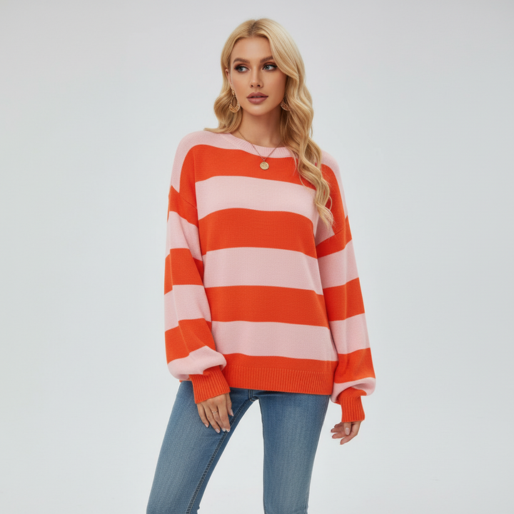 Oversized Damen-Strickpullover Romy mit orange-rosa Streifen, Rundhalsausschnitt und weichen Rippbündchen.