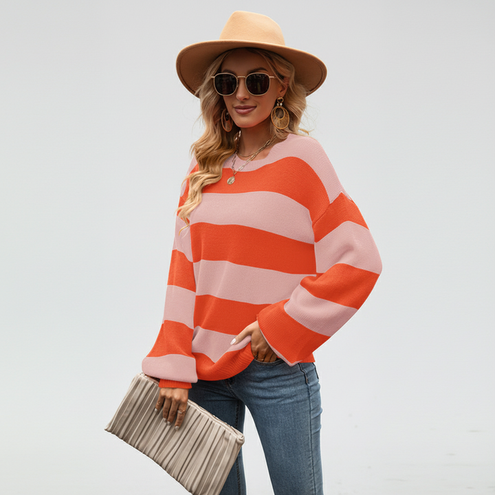 Oversized Damen Strickpullover Romy mit orange-rosa Streifen, Rundhalsausschnitt und weichem Material für einen lässigen Look.