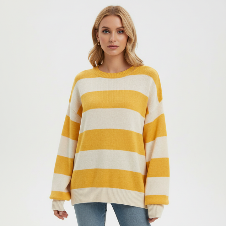 Weicher, gelb-weiß gestreifter Oversized-Strickpullover mit Rundhalsausschnitt und bequemer Passform für einen lässigen Look.