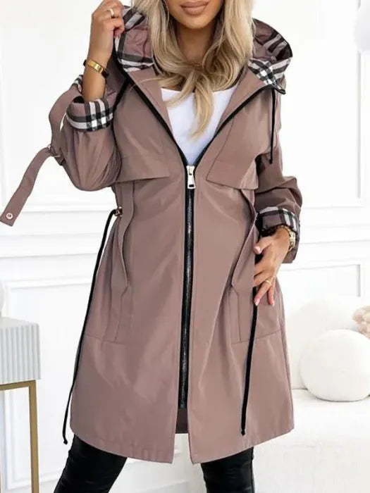 Beige Damen-Kapuzenjacke mit Reissverschluss, kariertem Innenfutter und verstellbarem Kordelzug an der Taille.