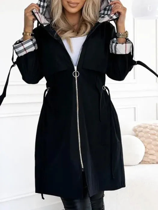 Schwarze Damen-Kapuzenjacke mit Reißverschluss, tailliertem Kordelzug und kariertem Innenfutter an Kapuze und Ärmeln.