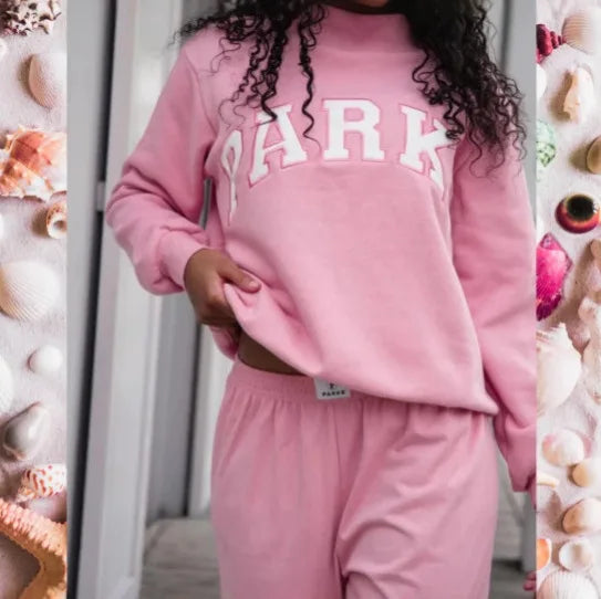 Rosa Oversized-Pullover mit weißem PARK-Schriftzug aus weichem Sweat-Stoff für einen lässigen Wohlfühl-Look.