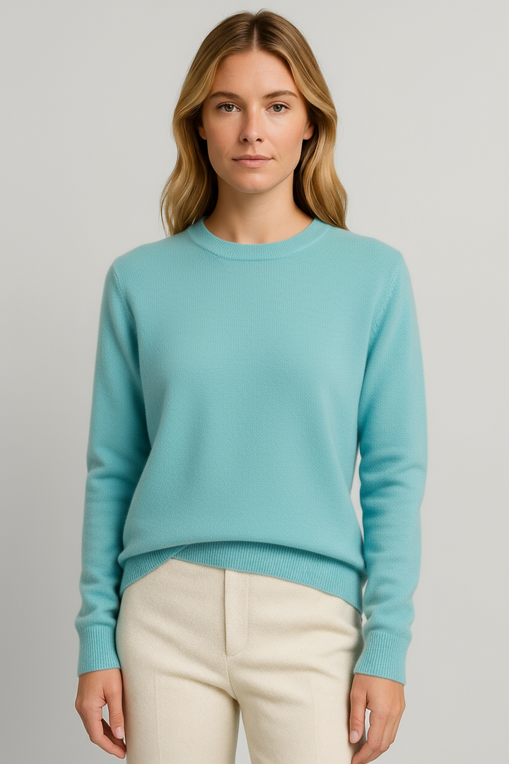 Hellblauer Damen-Kaschmirpullover Sabrina mit klassischem Rundhals und gerippten Bündchen für einen eleganten Look.