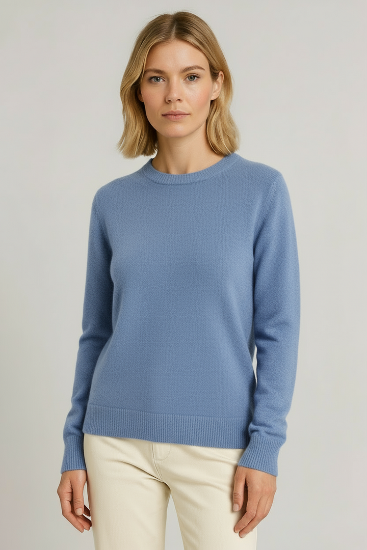 Hellblauer Damen-Kaschmirpullover Sabrina mit klassischem Rundhals und gerippten Bündchen für einen eleganten Look.