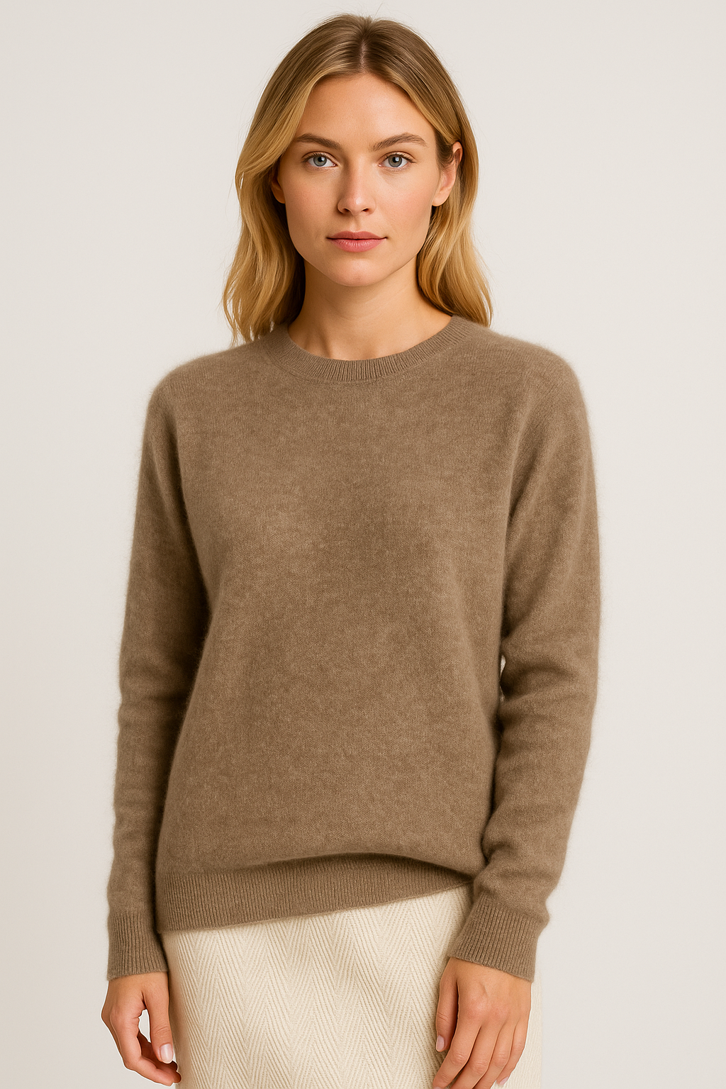 Weicher, beigefarbener Damen-Kaschmirpullover mit klassischem Rundhalsausschnitt und gerippten Bündchen.