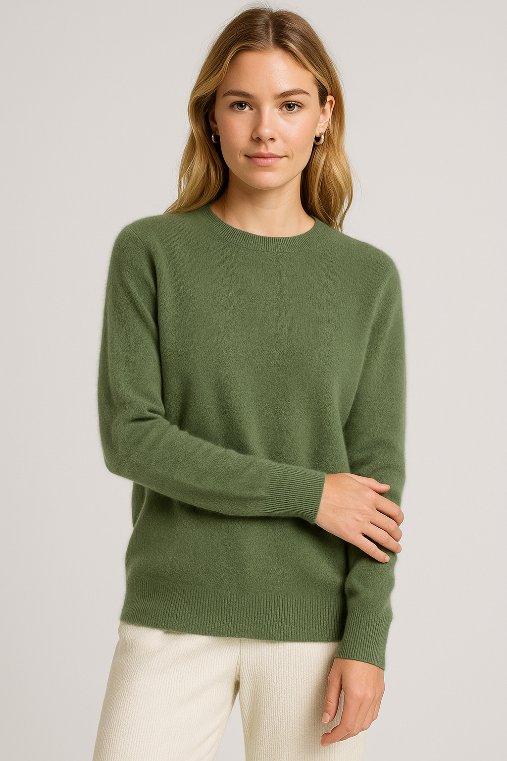 Damen Kaschmir-Pullover Sabrina in Olivgrün mit klassischem Rundhals und gerippten Bündchen für eine elegante Passform.