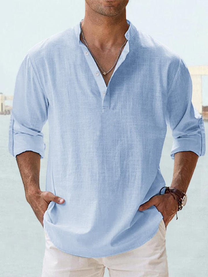 Hellblaues Herren-Leinenhemd mit Stehkragen, Knopfleiste und hochgekrempelten Ärmeln für einen lässigen Sommer-Look.