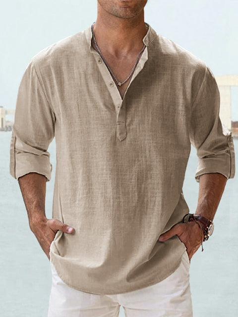 Beiges Herren-Leinenhemd mit Stehkragen, kurzer Knopfleiste und hochgekrempelten Ärmeln für einen lässigen Sommer-Look.