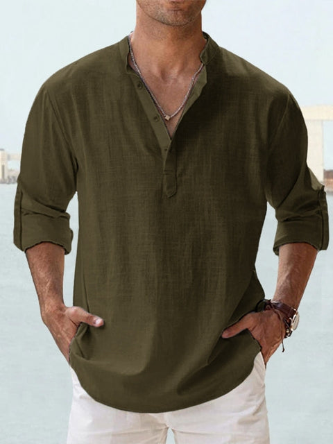 Olivgrünes Herren-Leinenhemd mit Stehkragen, Knopfleiste und hochgekrempelten Ärmeln für einen lässigen Sommer-Look.