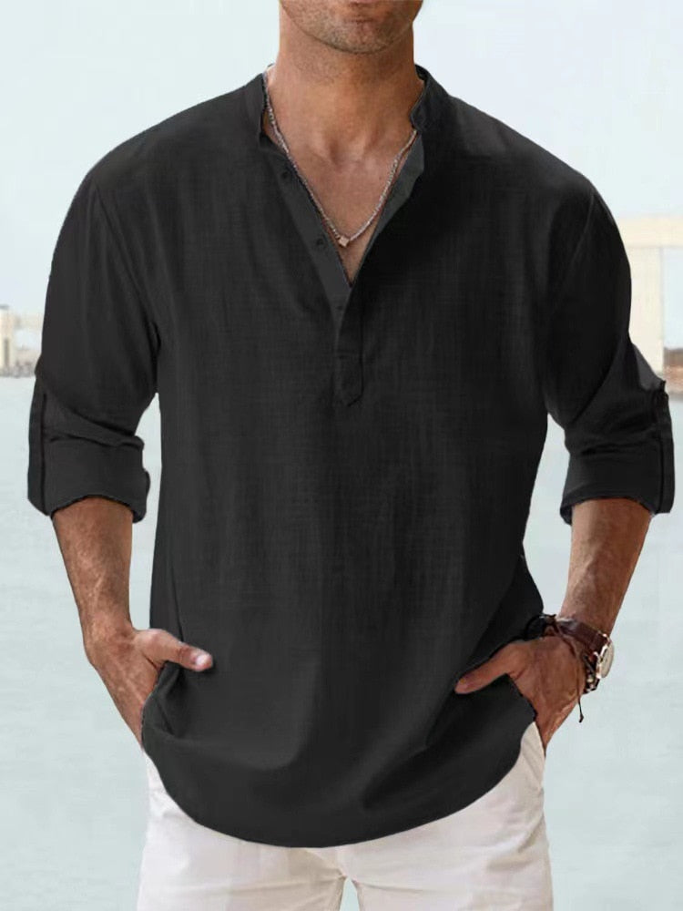 Schwarzes Herren-Leinenhemd mit Stehkragen, Knopfleiste und hochgekrempelten Ärmeln für einen lässigen Sommer-Look.
