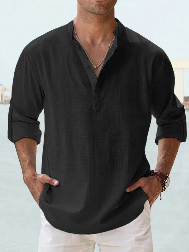 Schwarzes Herren-Leinenhemd mit Stehkragen, Knopfleiste und hochgekrempelten Ärmeln für einen lässigen Sommer-Look.