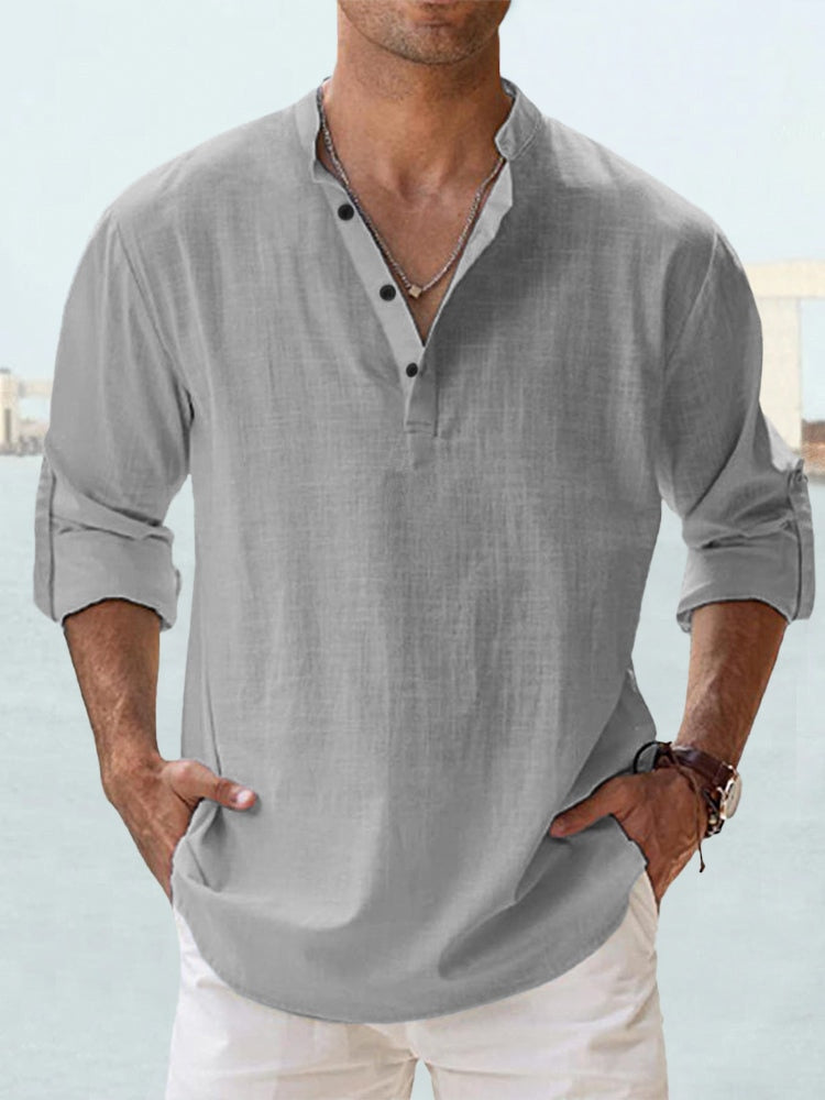 Graues Herren-Leinenhemd mit Stehkragen, Knopfleiste und hochgekrempelten Ärmeln für einen lässigen Sommer-Look.