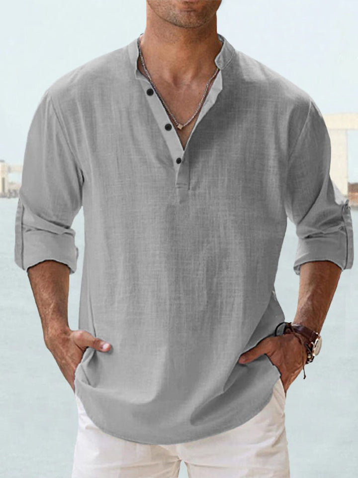 Graues Herren-Leinenhemd mit Stehkragen, Knopfleiste und hochgekrempelten Ärmeln für einen lässigen Sommer-Look.