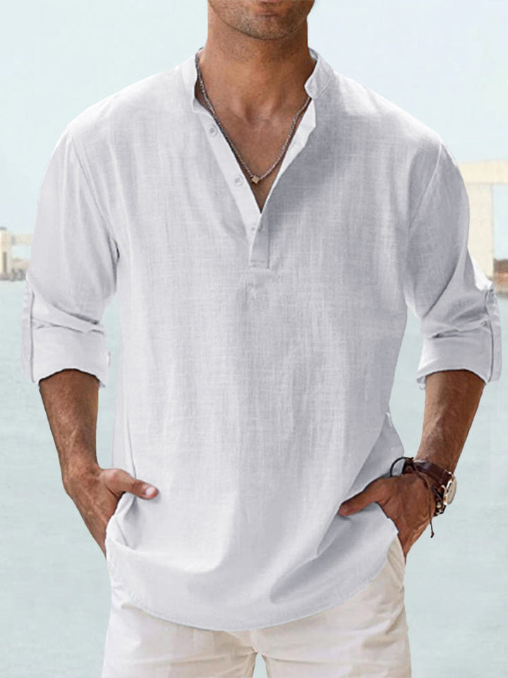 Weißes Herren-Leinenhemd mit Stehkragen, Knopfleiste und hochgekrempelten Ärmeln für einen lässigen Sommer-Look.