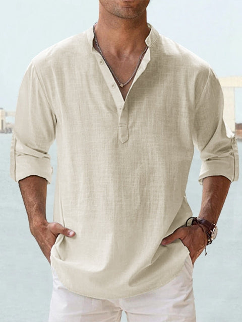 Beiges Herren-Leinenhemd mit Stehkragen, kurzer Knopfleiste und hochgekrempelten Ärmeln für einen lässigen Sommer-Look.