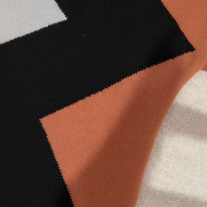 Sara Damen Strickpullover mit modernem Colourblock-Muster in Schwarz, Rostrot und Creme aus weichem Feinstrick.