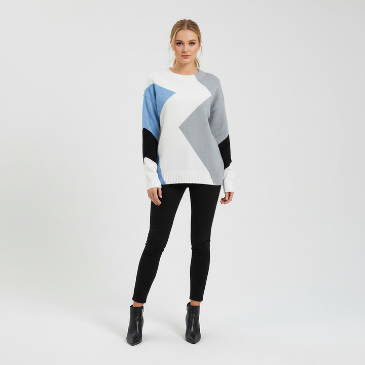 Moderner Damen Strickpullover mit grafischem Colourblock-Muster in Blau, Grau, Schwarz und Weiß mit Rundhalsausschnitt.