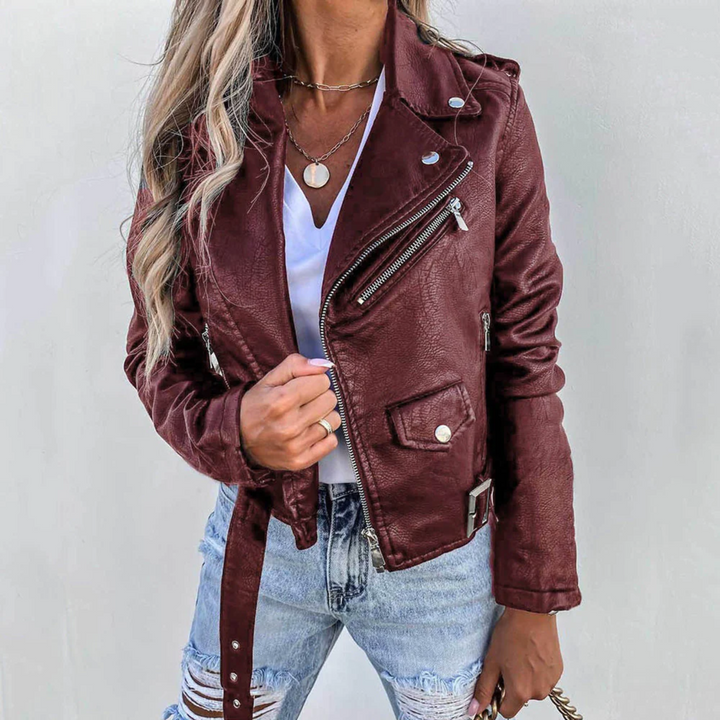 Dunkelrote Damen-Bikerjacke aus Kunstleder mit Reverskragen, asymmetrischem Reißverschluss und Bindegürtel.
