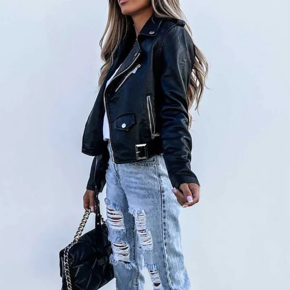 Schwarze Damen-Bikerjacke aus Kunstleder mit Reverskragen, asymmetrischem Reißverschluss und Taillengürtel.