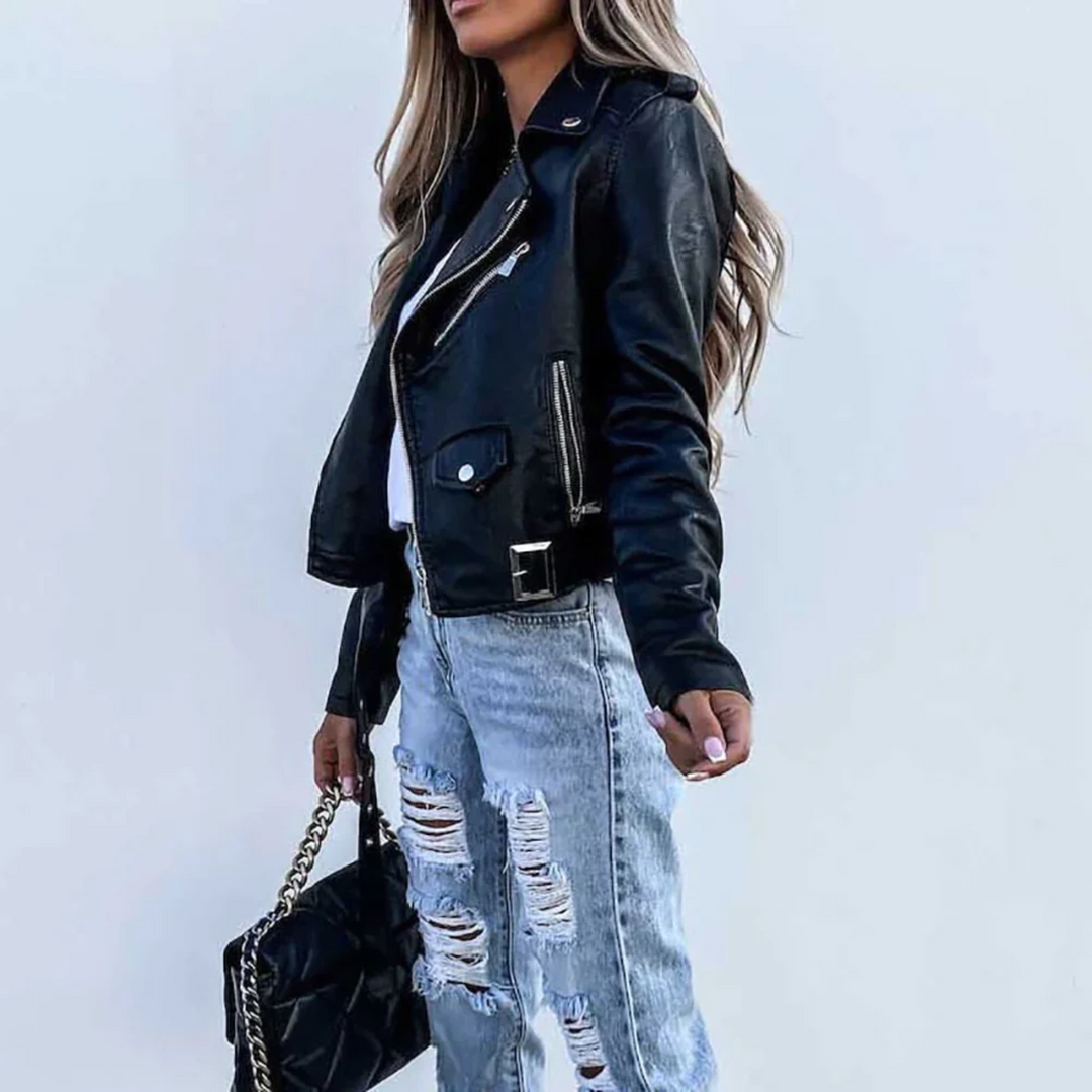 Schwarze Damen-Bikerjacke aus Kunstleder mit Reverskragen, asymmetrischem Reißverschluss und Taillengürtel.