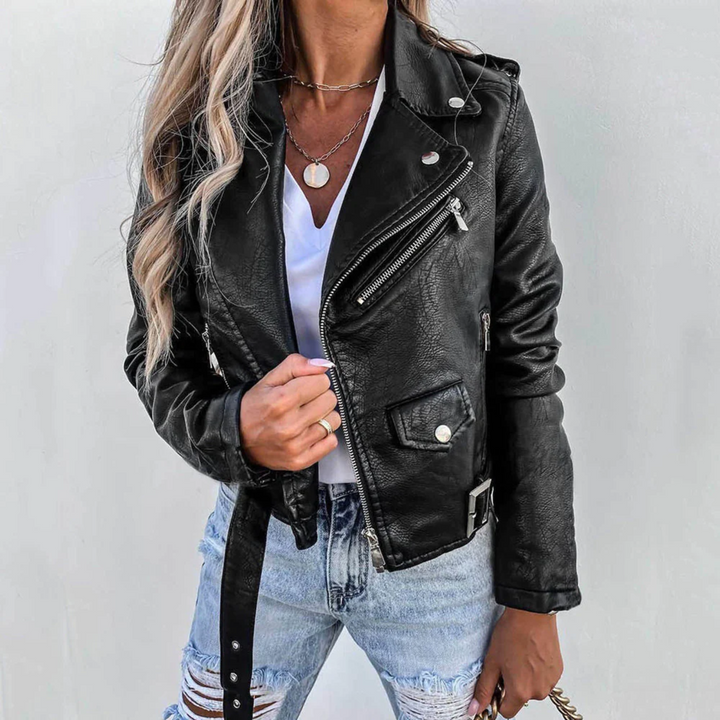 Schwarze Damen-Bikerjacke aus Kunstleder mit Reverskragen, asymmetrischem Reißverschluss und Bindegürtel.