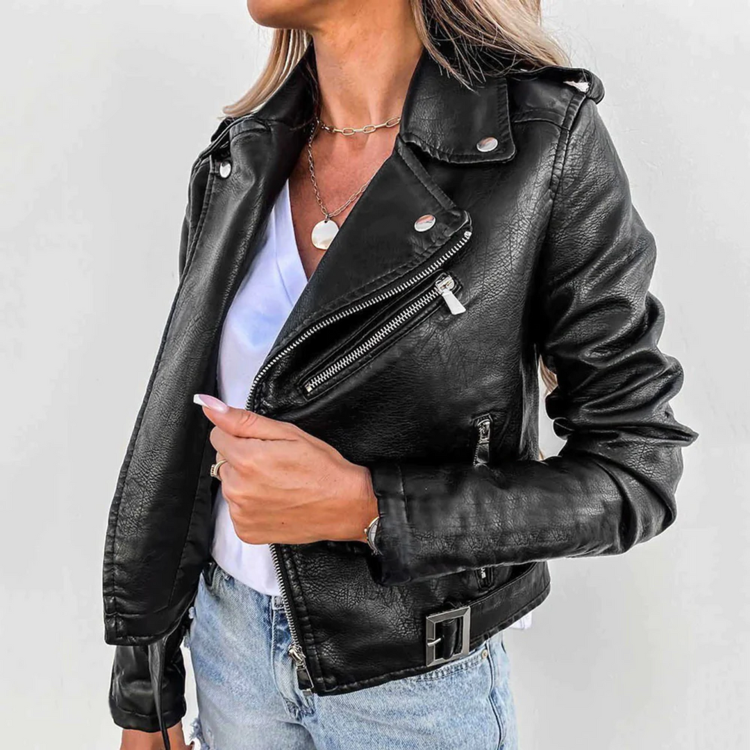 Schwarze Damen-Bikerjacke aus Kunstleder mit asymmetrischem Reißverschluss, Reverskragen und Taillengürtel.