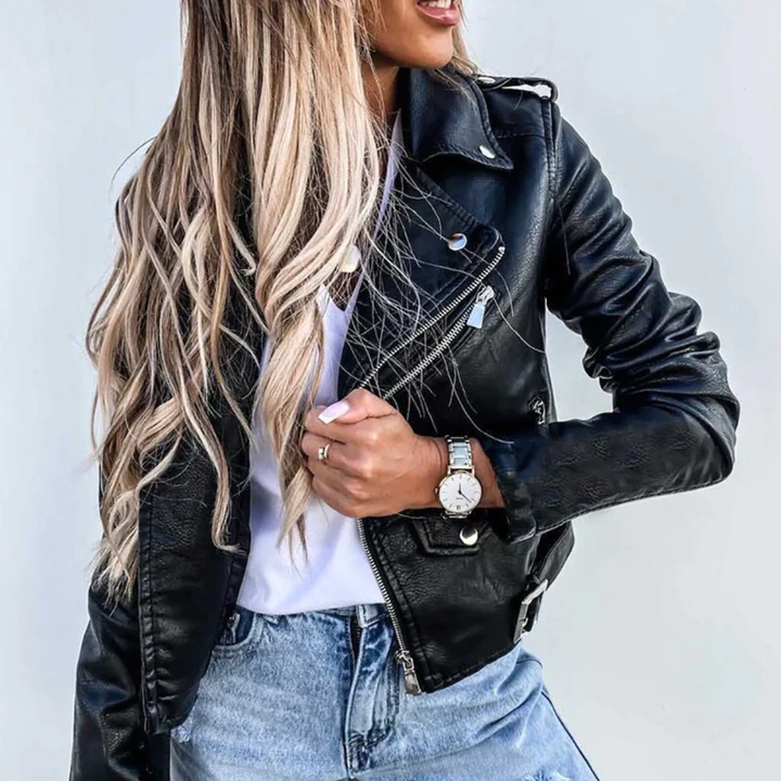 Schwarze Damen-Bikerjacke aus Kunstleder mit Reverskragen, asymmetrischem Reißverschluss und Gürtel an der Taille.