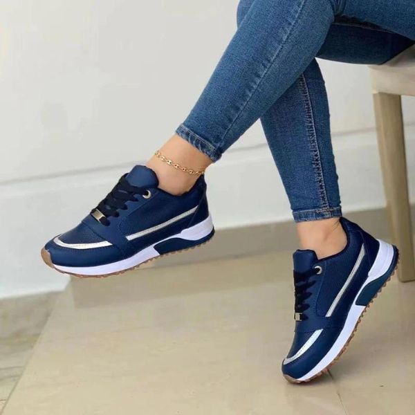 Dunkelblaue Damen-Plateau-Sneaker mit Schnürung, weißen Sohlen und eleganten metallischen Akzenten an den Seiten.