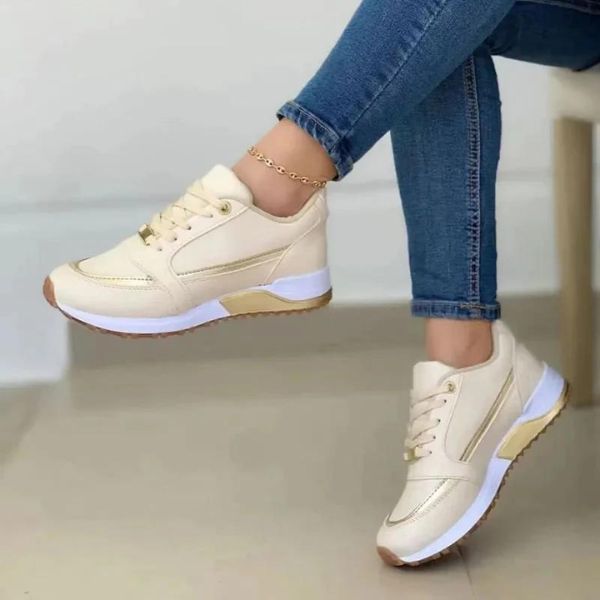 Beigefarbene Damen-Plateausneaker mit Schnürung, weißen Sohlen und eleganten goldenen Metallic-Akzenten an den Seiten.