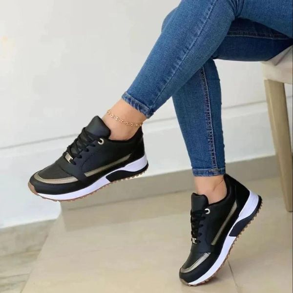 Schwarzer Damen-Plateau-Sneaker mit Schnürung, weißen Sohlen und eleganten metallischen Akzenten an der Seite.
