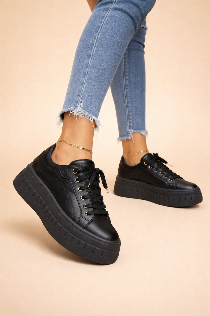 Schwarze Selin Plateau-Sneaker mit Schnürung und markanter Sohle für einen modernen, minimalistischen Look.