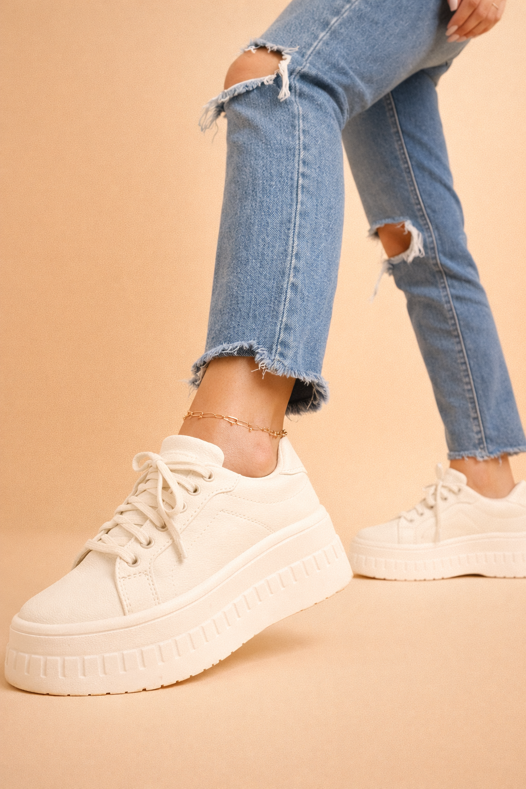 Weiße Selin Plateau-Sneaker mit markanter Sohle und Schnürung, kombiniert mit einer lässigen Jeans für einen modernen Look.