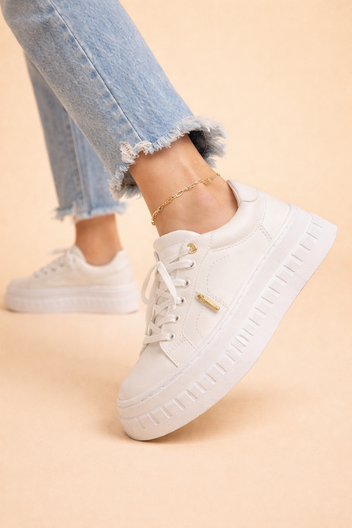 Weiße Selin Plateau-Sneaker mit Schnürung und markanter Sohle kombiniert zu einer hellblauen Jeans.