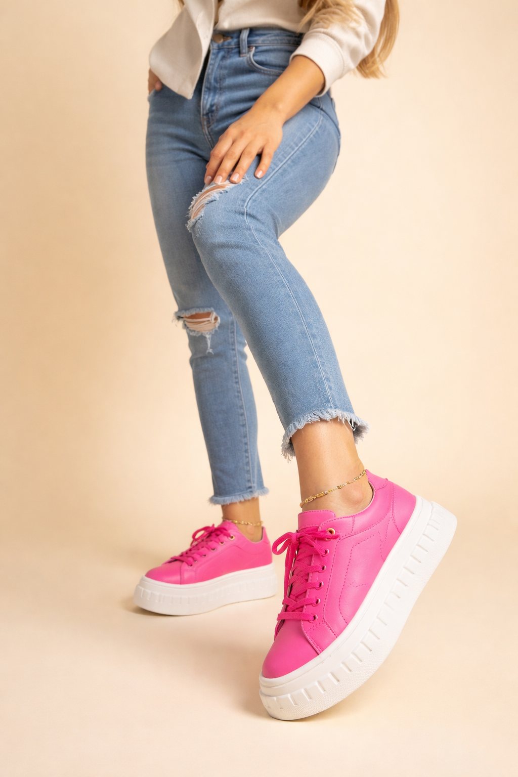 Knallpinke Selin Plateau-Sneaker mit weißer Sohle und Schnürung, kombiniert mit einer lässigen Jeans.