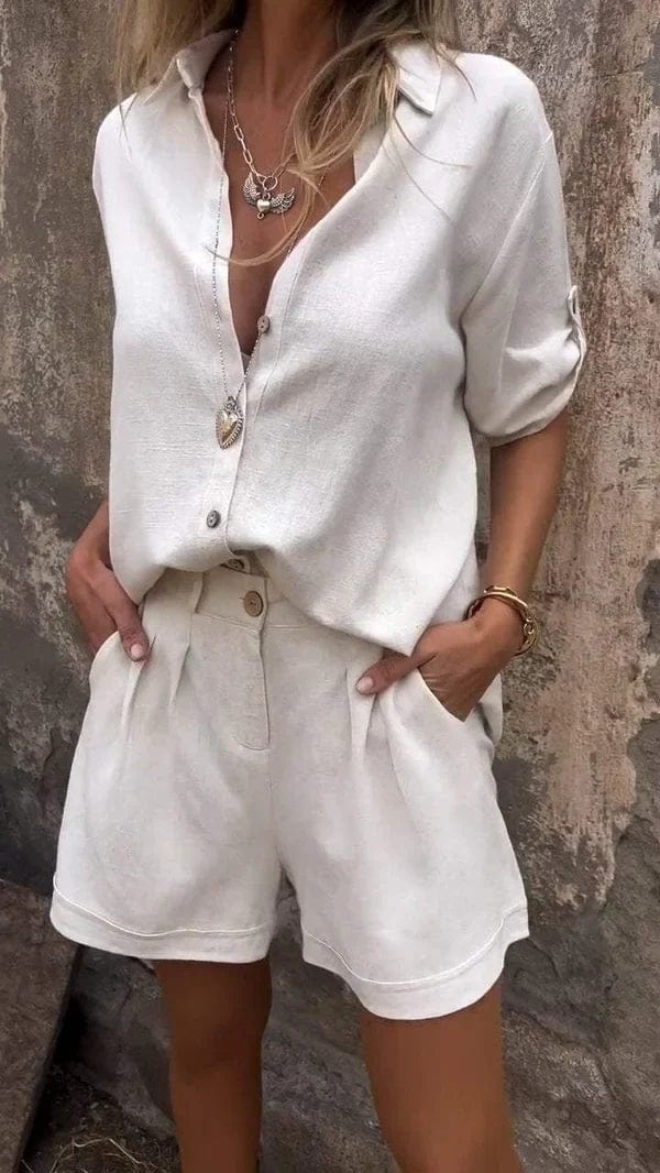 Beiges Damen-Zweiteiler-Set aus Leinen mit lockerer Bluse, Knopfleiste und passenden Shorts mit Seitentaschen.