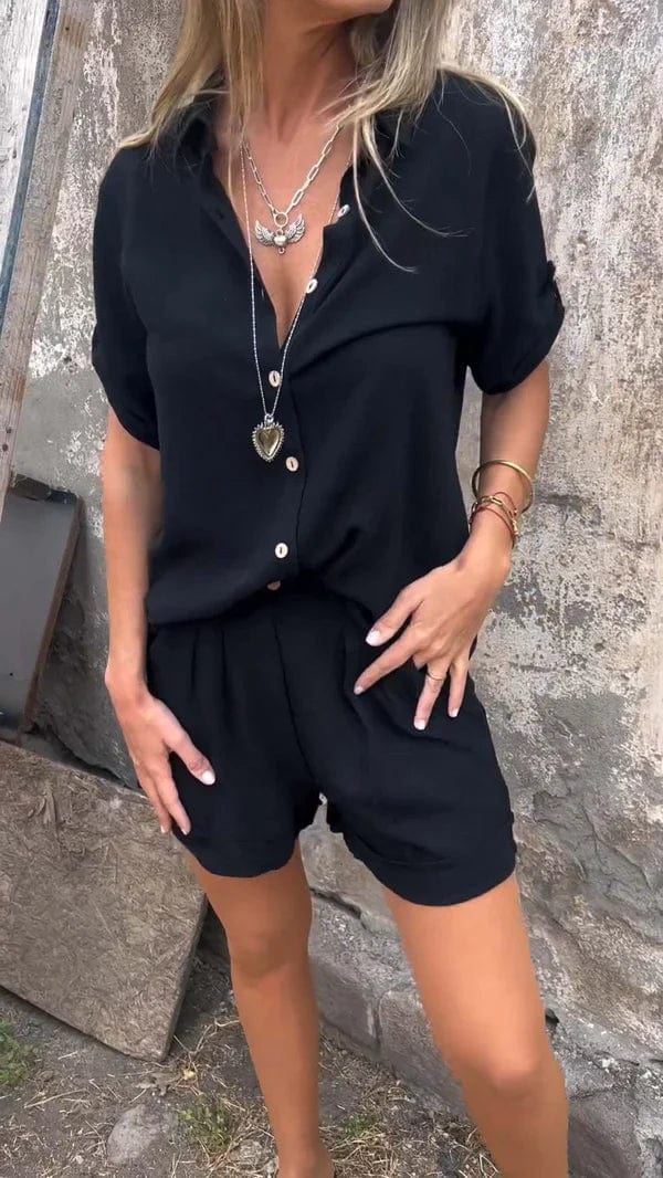 Schwarzer Damen-Zweiteiler aus Leinen mit kurzärmeliger Bluse, Knopfleiste und bequemen Shorts für den Sommer.