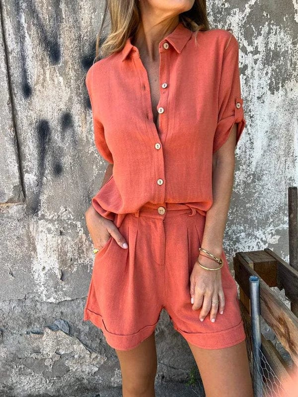 Terrakottafarbener Damen-Zweiteiler aus Leinen mit kurzärmliger Bluse, Knopfleiste und passenden Shorts mit Taschen.