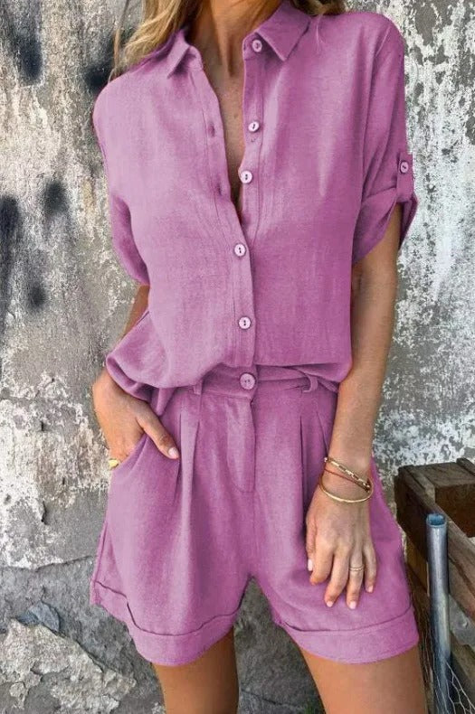 Lila Damen-Zweiteiler in Leinenoptik mit kurzärmliger Bluse, Knopfleiste und passenden Shorts mit Seitentaschen.