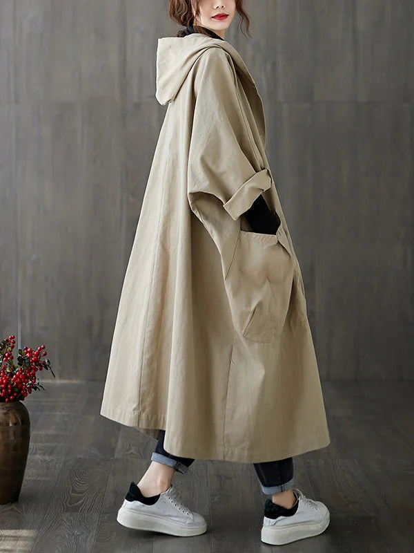 Beiger, langer Damen-Mantel im Oversized-Schnitt mit Kapuze, großen aufgesetzten Taschen und Knopfleiste.