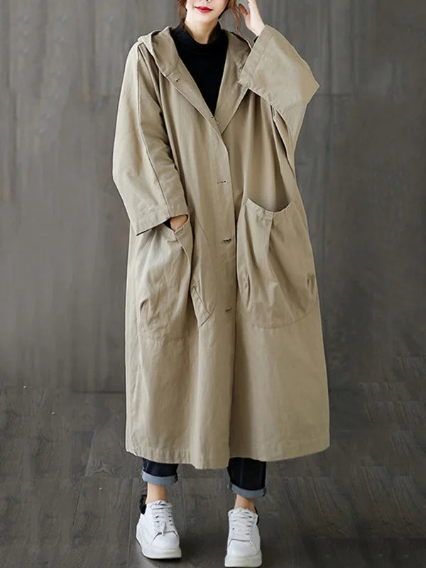 Beiger Oversized-Mantel mit Kapuze, Knopfleiste und großen aufgesetzten Taschen im lässigen, langen Schnitt.
