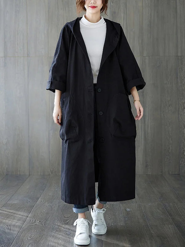 Schwarzer, langer Damen-Mantel im Oversized-Schnitt mit Kapuze, Knopfleiste und großen aufgesetzten Taschen.