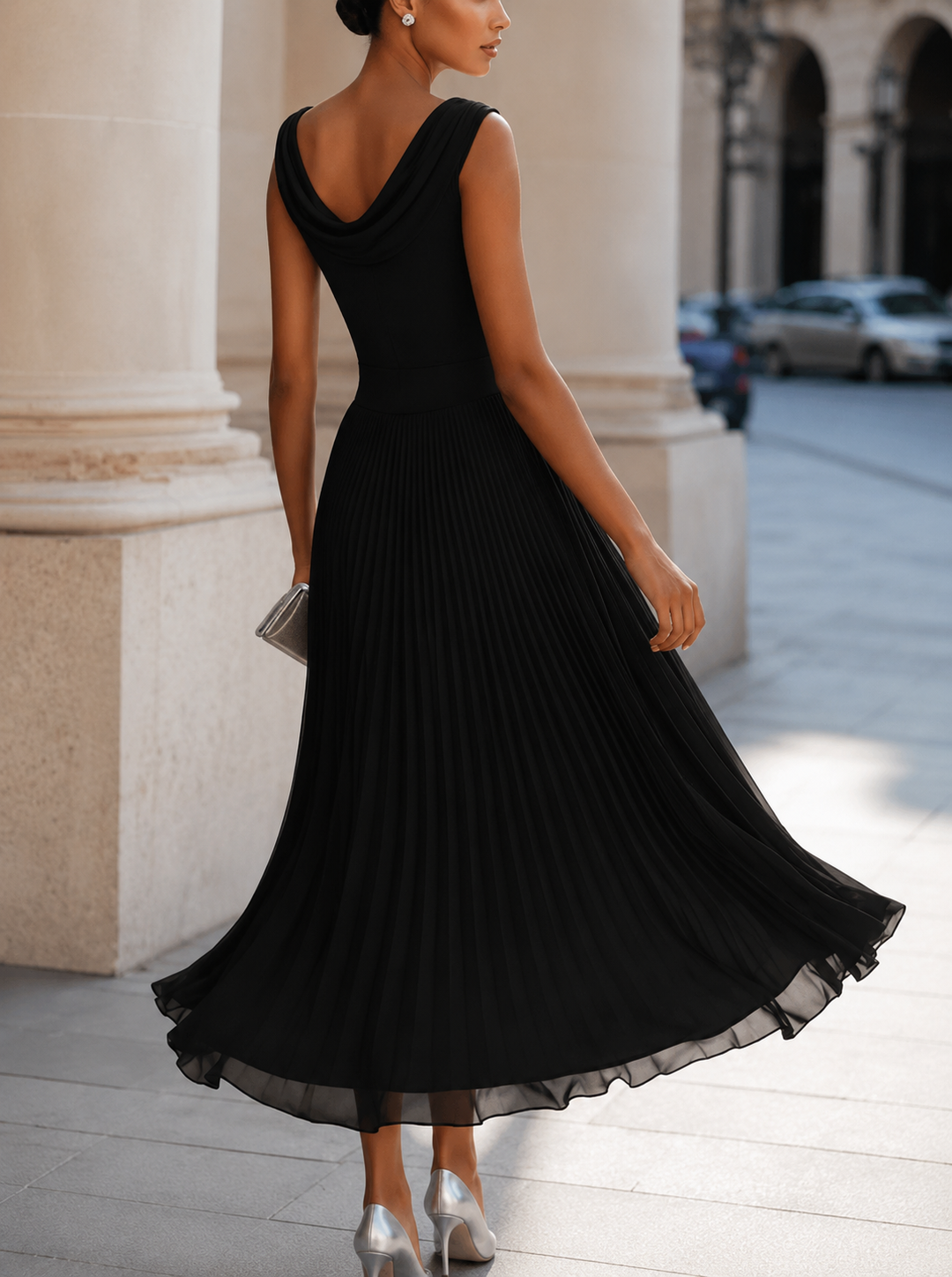 Schwarzes ärmelloses Midikleid mit U-Boot-Ausschnitt, betonter Taille und fließendem Plisseerock für elegante Anlässe.