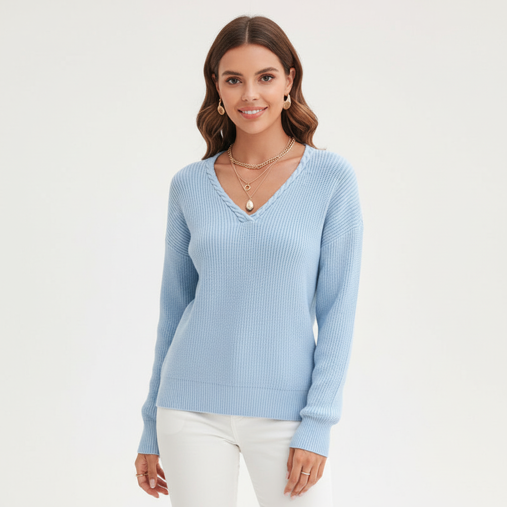 Hellblauer Damen-Strickpullover mit V-Ausschnitt, Zopfdetail und bequemer Passform für einen eleganten Look.
