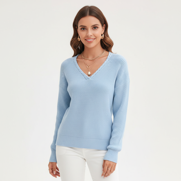 Hellblauer Damen-Strickpullover mit V-Ausschnitt, Zopfdetail und bequemer Passform für einen eleganten Look.